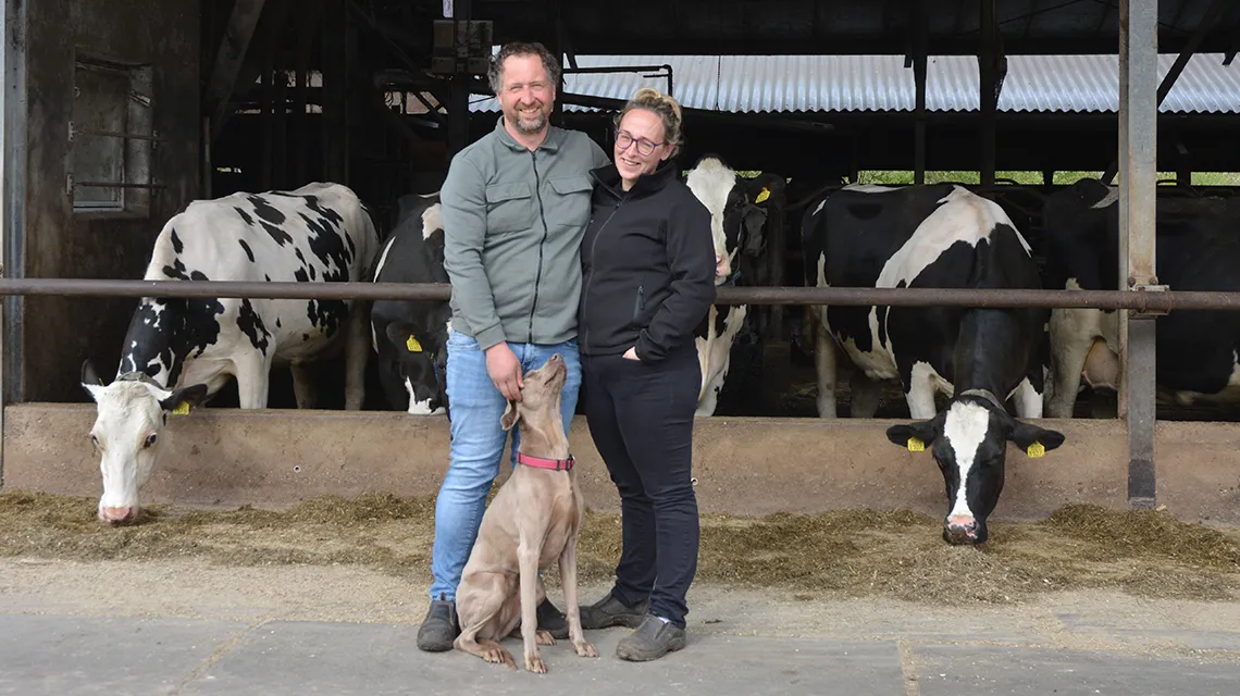 Familie Aardema bij de koeien