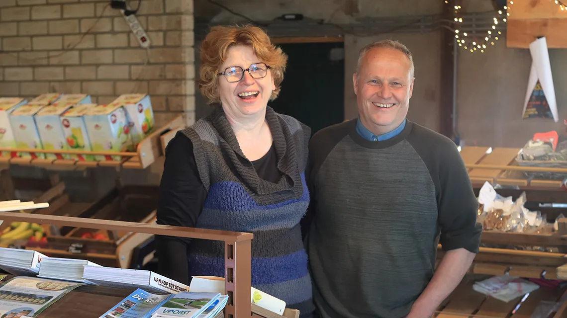 Tonnie en Wilma Veldhuis in hun winkel